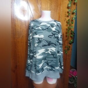 *New* Camouflage Women's Sweater 🩶 🤍 🖤